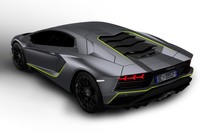 バンパーやボンネットなどが明るいアクセントカラーで飾られる。