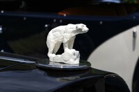 初代オーナーは北極探検家のルイーズ・アーナー・ボイド。彼女が付けていたホッキョクグマのマスコットも再現されている。