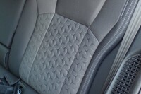 トリコットで仕立てられた標準グレードのシート。レザーシートもオプション設定される。