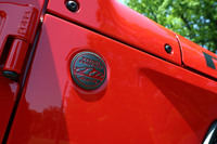 フロントフェンダーパネルの、これまでマストアンテナが突き出ていた箇所には、代わって「TRAIL RATED」のバッジが貼られた。