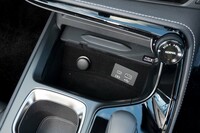 「おくだけ充電」の下には収納スペースとUSBポートが用意されている。