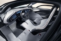 1990年代の名車「マクラーレンF1」に由来する、ドライバーズシートをセンターに配置した3シーターを採用。