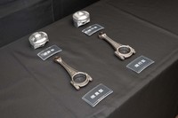 ピストンは27g、コンロッドは41g、それぞれ軽量化（ひとつあたり）。スムーズな吹け上がりとレスポンスの向上を狙った。