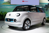 ユニークなデザインが魅力の「WaiWai（ワイワイ）」は、6人乗りの小型ミニバンだ。