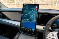 15.6インチのタッチスクリーンは回転式で、車載用高性能チップ（8155チップ）の採用により、処理速度が大幅に向上している。機能も豊富で、チャイルドロックの施錠／解錠や各種シート機能の操作、窓やガラスルーフのシェードの開閉なども、指一本で可能となっている。