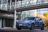 2023年11月1日に発売された電気自動車（BEV）「ヒョンデ・コナ」。ヒョンデは日本市場において電動車戦略を推進しており、同モデルは燃料電池車の「NEXO（ネッソ）」、BEVの「IONIQ 5（アイオニック5）」に続く第3の矢となる。