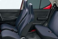 フロントのドアアームレストはピアノブラック調となる。リアドアとバックドアはスモークガラス仕様となり、UVカット機能付きガラスが全面に採用されている。