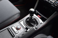 軽量なジュラコン製のシフトノブ。「タイプRA-R」では、エンジンだけでなくトランスミッションのクラッチカバーやフライホイールもバランス取りされている。