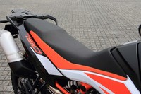 「790アドベンチャーR」のシートはワンピースタイプで、シート高は880mm。855mmまたは905mmに変更するためのオプションも用意される。