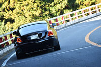 「レイス ブラックバッジ」のエアサスペンションやステアリングは、ノーマルの「レイス」よりもスポーティーなセッティングが施されている。