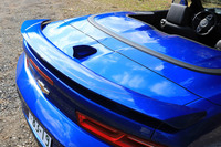 「コンバーチブル」とクーペのV8モデル「SS」に装備されるリアスポイラー。直4モデルの「LT RS」にはリップタイプのスポイラーが装備される。