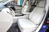 試乗車に採用されていた「シーコースト・アイボリー」のインテリア。内外装における標準車との違いは控えめで、6色のボディーカラーや3種類のインテリアコーディネートも共通である。