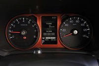 2眼式のメーターパネルは、中央にカラーのマルチインフォメーションディスプレイを装備。オレンジのパネルがアクティブなイメージを演出する。