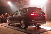 “ホフマイスターキンク”と呼ばれるDピラー部のデザイン処理や、バックドアのクロームバーに、他のBMW車と共通の意匠が見られる。