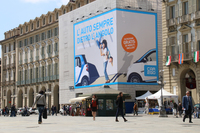 2015年トリノの王宮広場で。「いつも身近なクルマ」と訴えかける。ちなみに最新のキャッチは「イタリアは、シェアする喜び」。分かち合いという言葉に弱いイタリア人の心をくすぐるものといえる。