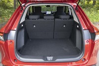 荷室には国際線への機内持ち込みが可能なサイズのスーツケースが4つ並べて収納できるほか、後席の背もたれを倒せば26インチサイズの自転車が2台積載できる。