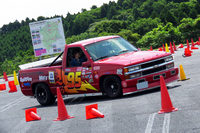 エントラントのなかにはこんなクルマも。こちらの「シボレーC1500」はとあるアメ車屋さんの代車（！）なのだとか。車検でクルマを預けて、こんなのが代車で来たらビビるわ。