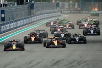 F1第6戦マイアミGPのスタート。今季3回目のポールポジションを獲得したレッドブルのマックス・フェルスタッペン（写真先頭）に、予選2位だったパパイヤオレンジのマクラーレンが襲いかかった。（Photo=Getty Images / Red Bull Content Pool）