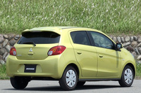 「三菱ミラージュ」のリアビュー。