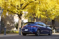 ボディーサイズは全長×全幅×全高＝4395×1815×1435mm。従来型よりも70mm長く、5mm幅広く、25mm高いディメンションが与えられている。