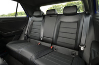 大人2人が十分にくつろげるスペースが確保された後席エリア。背もたれには60：40の分割可倒機構に加え、スキートンネルも組み込まれている