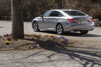 ボディーカラーには試乗車の「ルナシルバーメタリック」（写真）を含め、全5種類が設定されている。