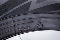 「アイスガード7」のサイドウォールには、欧州で冬用タイヤとして認証された証しである「スノーフレークマーク」が刻印されている。