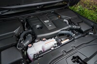 「レクサスLX」やトヨタの「ランクル300」にも搭載される3.4リッターV6ガソリンターボエンジン「V35A-FTS」だが、「レクサスGX」のものは最高出力が353PSに抑えられている。（他の2車種は415PS）。