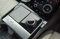 トランスミッションは、全車とも8段ATを採用する。ダイヤル式のシフトセレクターは、エンジンを始動するとせり上がる。