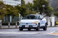 ボルボが新しく開発したBEV専用プラットフォームの「SEA（サステナブル・エクスペリエンス・アーキテクチャー）」を採用。サスペンションはフロントがマクファーソンストラット式、リアがマルチリンク式となる。