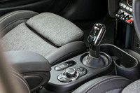 マイナーチェンジによりフラットなデザインとなったセンターコンソール。電動パーキングブレーキの採用も、今回の変更のトピックとして挙げられる。