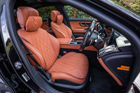 「S500 4MATICロング」には、内蔵されたエアチャンバーの空気量をコントロールし、乗員の体格に合わせてシートのサポート性を調整できる「アクティブマルチコントロールシートバックパッケージ」が標準装備される。今回の試乗車で選択されていた内装色は「シエナブラウン／ブラック」と呼ばれるもの。