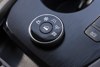 センターコンソールにはダイヤル式のドライブモードセレクターを装備。モードは「スタンダード」「エコ」「スポーツ」「スノー」「オフロード」の全5種類。