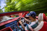 ソフトトップを開けて郊外のワインディングロードを行く「コンチネンタルGT V8コンバーチブル」。ステアリング周辺の振動や車体の剛性感、ロードノイズなどから得られる走行感覚は、速度やトップの状態にかかわらずほとんど変化しない。