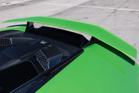 「ウラカン テクニカ」専用の固定式リアウイング。デザインの見直しとこれら空力デバイスの採用により、リアのダウンフォースを35％増やしつつ、ドラッグを20％低減させた。