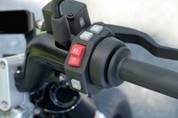 キーはもちろんリモコン式。携帯したまま右スイッチボックスのイグニッションボタンを操作すれば、バイクは起動する。