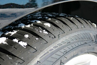 ショルダーブロックの剛性強化も新製品のトピック。トレッド下部のカバー層とともに操舵時のタイヤの変形を抑制し、ハンドリング性能の向上を図っている。