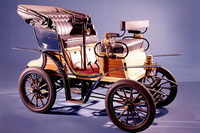 フィアットの第1号車「3 1/2HP」（1899年）。会社に対して確たるビジョンを持っていなかった他の創業メンバーに対し、アニエッリはイタリアに自動車産業を根付かせるべく、自ら工場用地を探すなど積極的な取り組みを見せた。