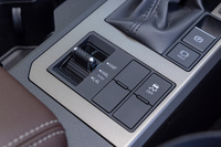 センターコンソールに備わるトランスファーの切り替えスイッチ。ローレンジのギア比は2.566。「マルチテレインセレクト」の走行制御は、「H4」モードでは「オート」「ダート」「サンド」「マッド」「ディープスノー」から、「L4」モードでは「オート」「サンド」「マッド」「ロック」から選択可能となる。