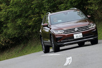 ワインディングロードを行く「TSIファーストエディション」。標準装備されるアダプティブシャシーコントロール「DCC」により、ロールが抑えられたしなやかな走りを味わうことができた。