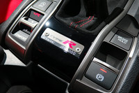 インテリアのシリアルナンバープレートもクロームとなる。