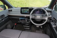 「上質なプライベート空間」を目指したというインテリア。ダッシュボードにはファブリックがぜいたくに使われている。