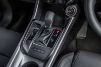 トランスミッションは6段ATで、シフトセレクターはオーソドックスなレバー式を採用。バッテリーの充電レベルを上げる「e-Save」モードのスイッチが独立してシフトパネルに組み込まれている。