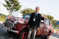 1984年から1994年まで初代NISMO社長を務めた難波靖治氏。2008年のモータースポーツジャパンで、豪州一周ラリーでクラス優勝を果たした「ダットサン富士号」とともに。2013年逝去。