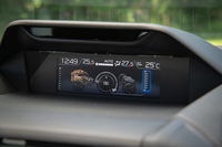 ドライバーモニタリング機能は「アドバンス」のみに標準装備となる。同機能は、運転中のドライバーの視線などをモニターして注意を喚起するだけでなく、シートポジションやドアミラーの角度、エアコン設定といったドライバーの好みを記憶し、乗車と同時に自動で調整してくれるというものだ。