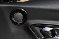 今回の改良では、「RZ」と「SZ-R」に装備される「JBLプレミアムサウンドシステム」の仕様も変更。サウンドチューニングの最適化により、音質の向上が図られた。