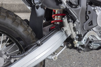 リアサスペンションは、リンクレシオの変更により、オフロードにおける衝撃吸収性やオンロードでの乗り心地の向上を図っている。