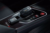 レッドのスタータースイッチやドライブモードセレクターは「ノート オーラNISMO」の専用アイテム。レッドカーボン調のセンターコンソールパネルには「nismo」のロゴが入る。