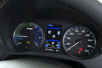 メーターグラフィックも変更されており、パワーメーター（写真左）にこれ以上アクセルを踏むとエンジンが始動する可能性が高まることを示す領域が追加されたほか、センターディスプレイには回生ブレーキの強さを示すゲージが加えられた。