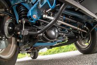 新型「ジムニー／ジムニーシエラ」のサスペンション形式は、従来モデルと同じく3リンクリジッドアクスル式。操舵機構はリサーキュレーティングボール式で、新たにタイヤから伝わる振動や衝撃を吸収するステアリングダンパーが採用された。